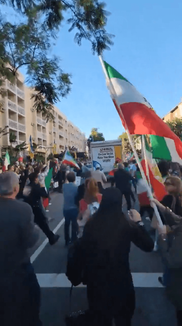 شاحنة تصدم متظاهرين ضد النظام الإيراني في لوس أنجلوس