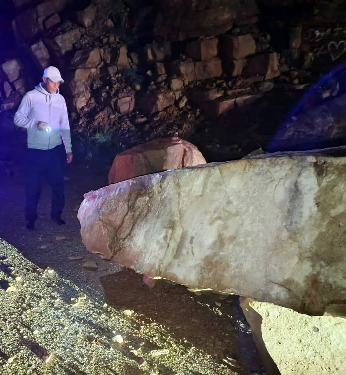 بلدية سويمة تتعامل مع انهيار صخري على طريق البحر الميت