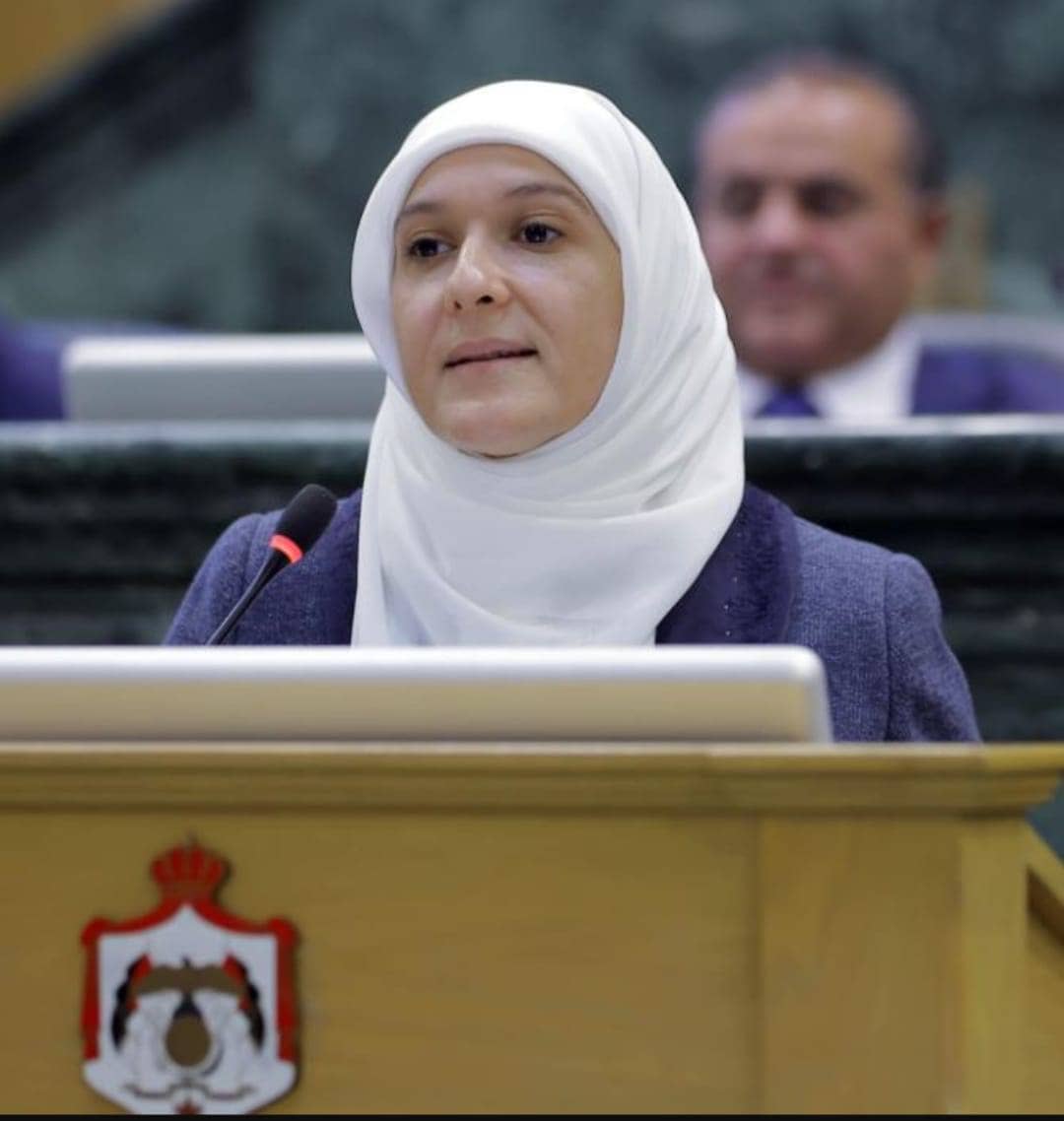 النائب لبنى النمور تمطر الحكومة بـ 10 أسئلة حول الشراكة الإماراتية المتعلقة بمشروع سكة حديد ميناء العقبة