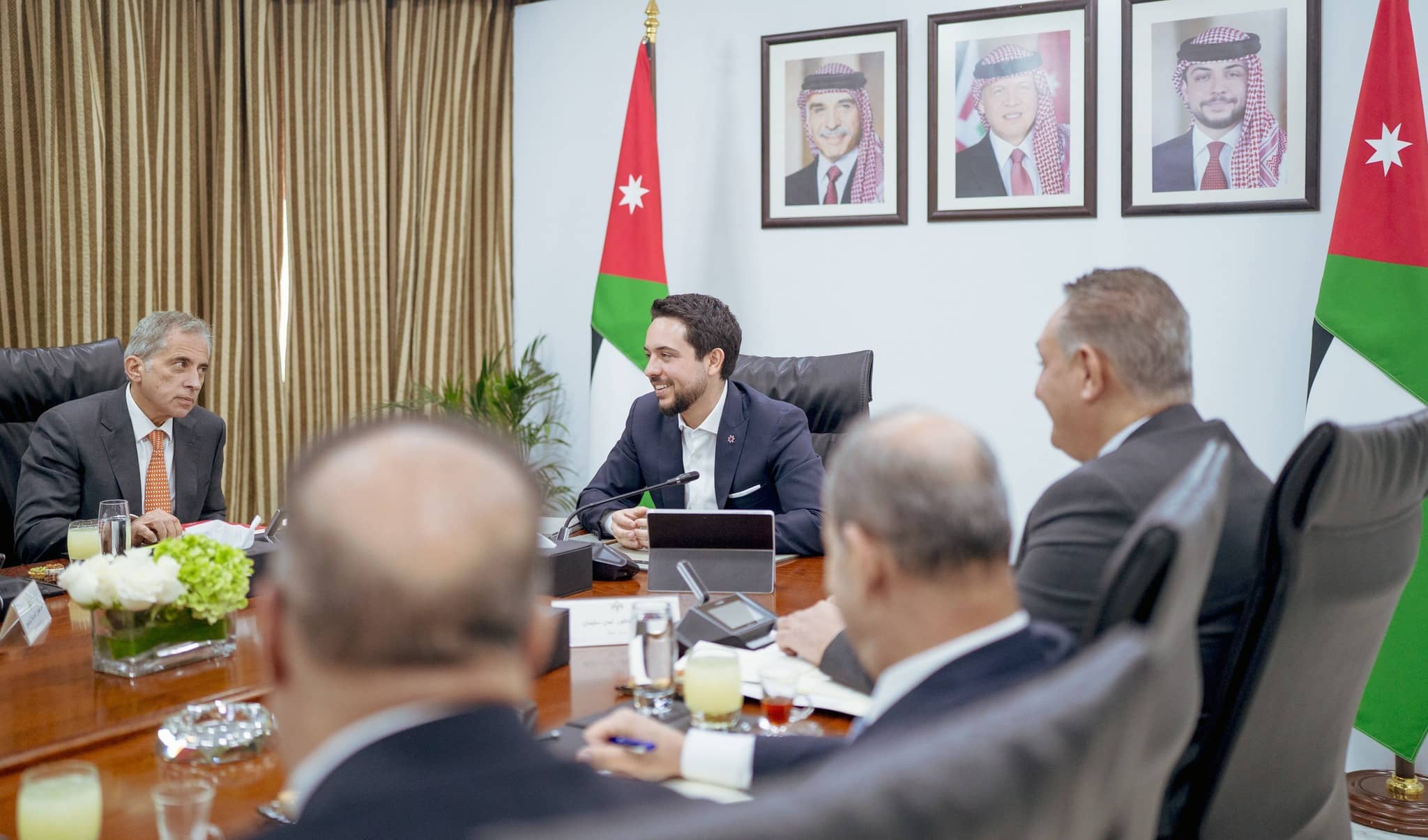 ولي العهد يؤكد أهمية جهود الحكومة للحد من الإلقاء العشوائي للنفايات في الأماكن العامة