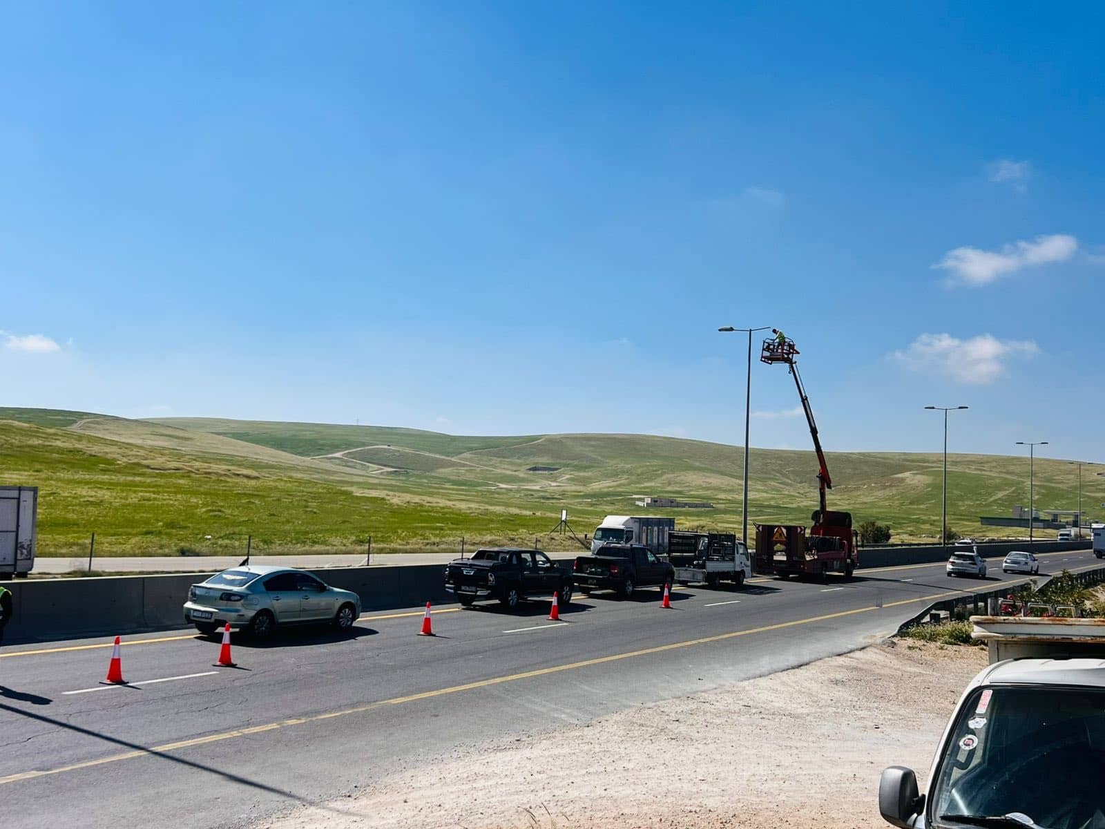 "الأشغال" تطلق مشروعا لإنارة ممر عمّان التنموي باستخدام الطاقة الشمسية