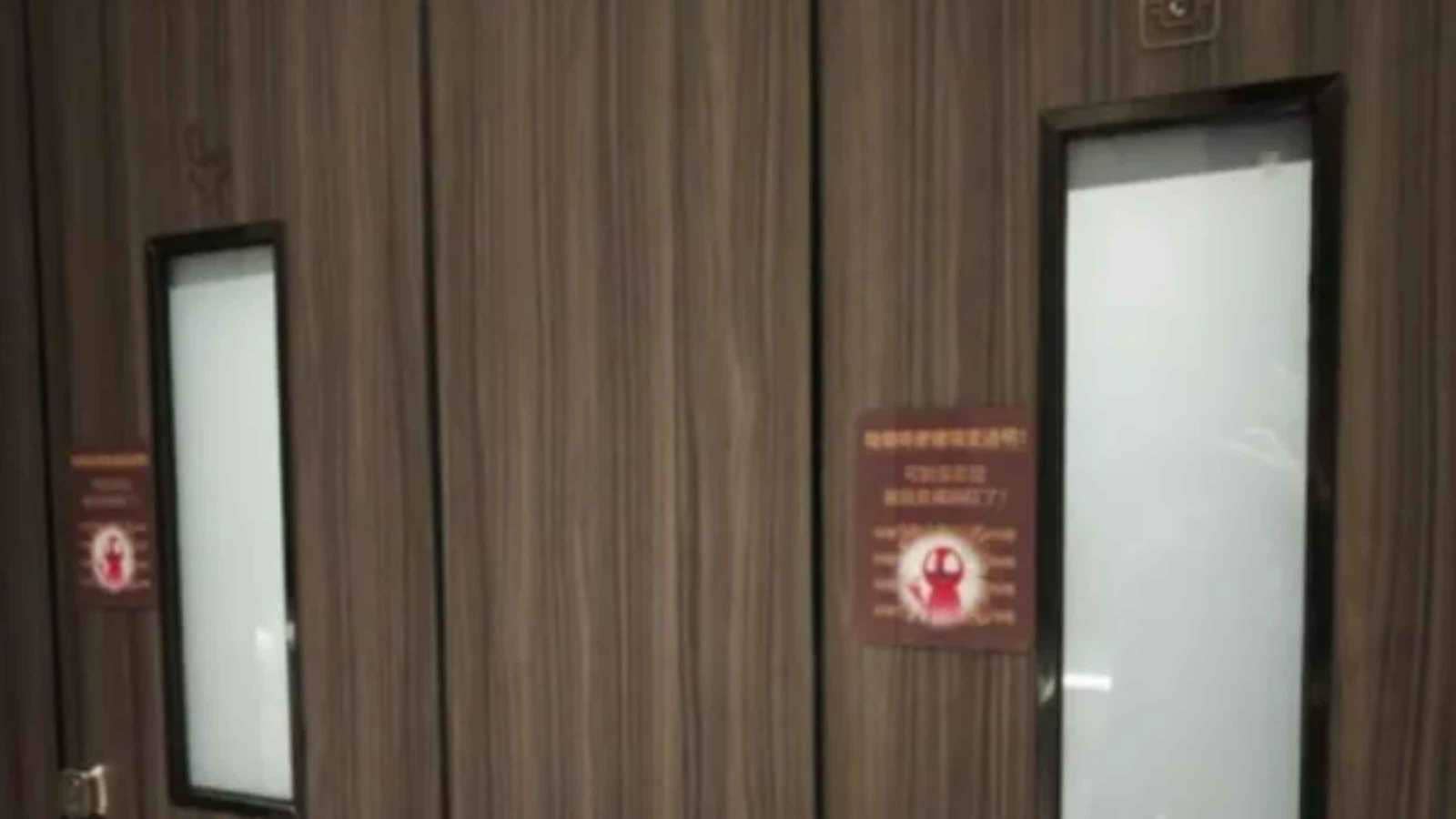 "ابتكار صيني فريد".. أبواب حمامات تصبح شفافة عند التدخين داخلها