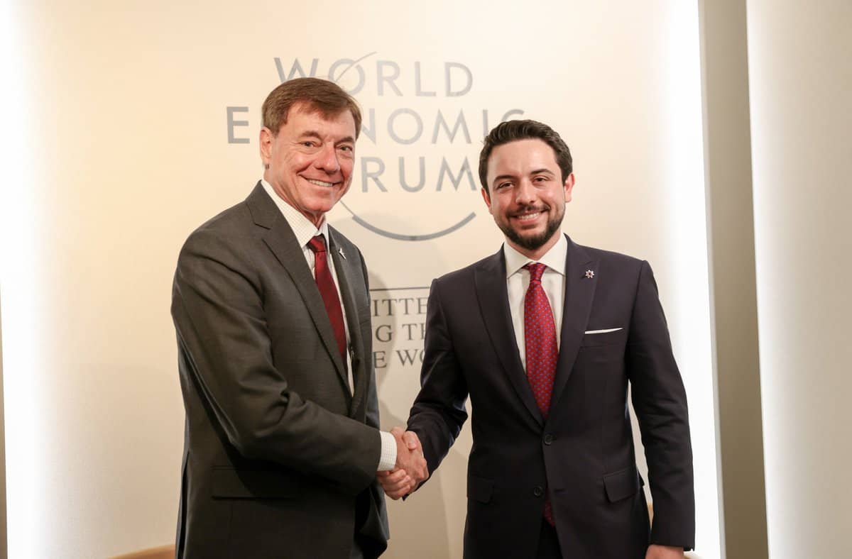 ولي العهد يلتقي المدير التنفيذي لشركة "إمبراير" لصناعة الطائرات ورؤساء تنفيذين لشركات عالمية