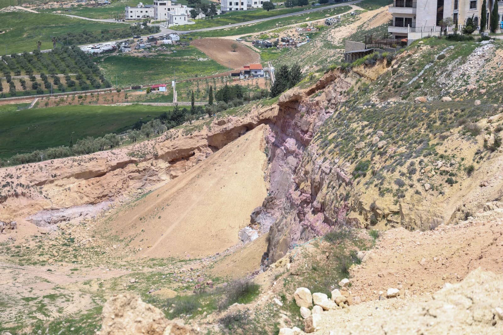 بسبب انزلاقٍ أرضي.. "المهندسين" توصي بوقف التراخيص الإنشائية وإخلاءاتٍ فورية في صافوط