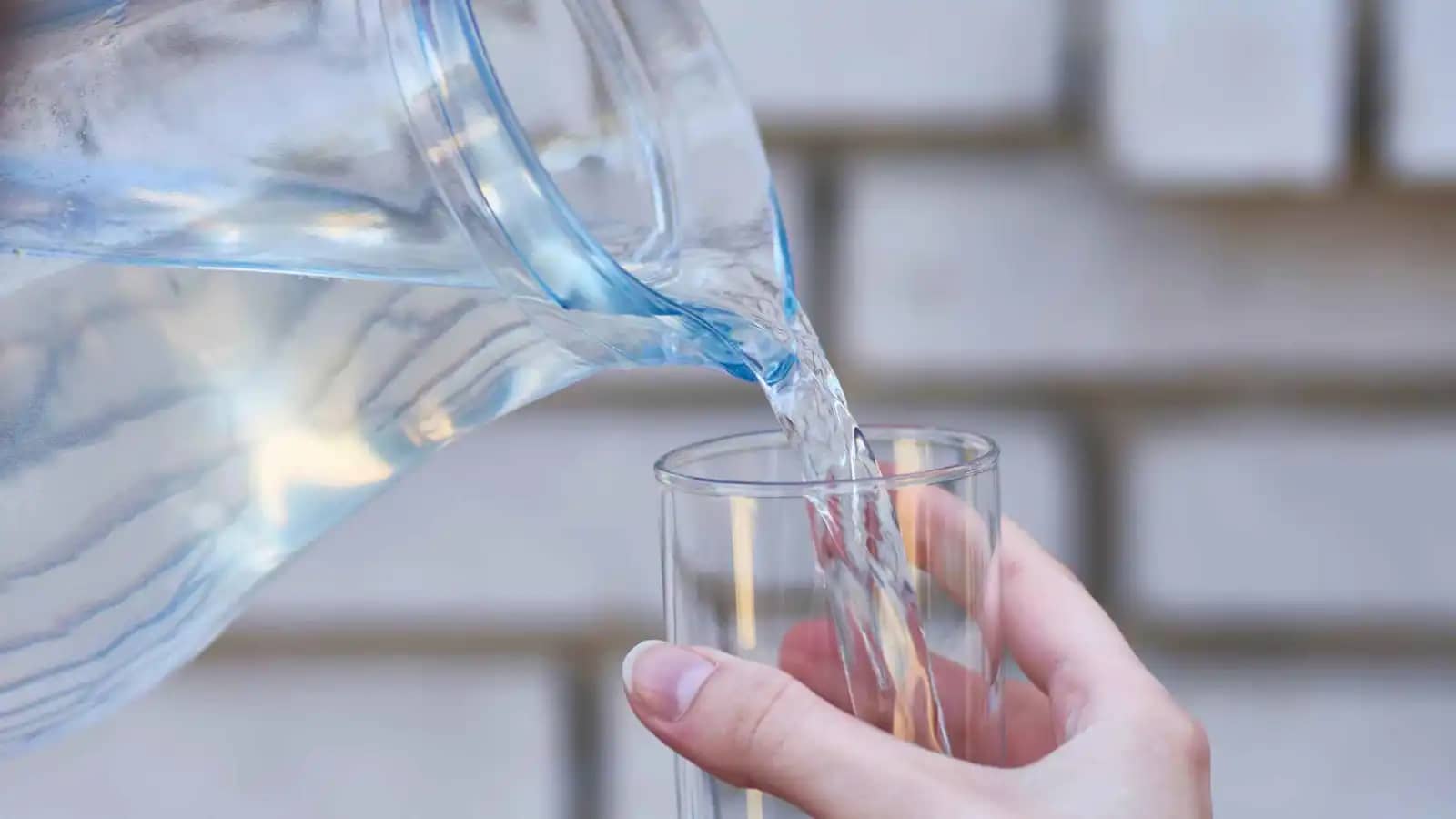 هل يمنحك شرب الماء طاقة فعلية؟