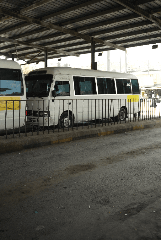 سائق حافلة "عمومي" يدق ناقوس الخطر: "35 باصًا" بلا ترخيص داخل عمّان