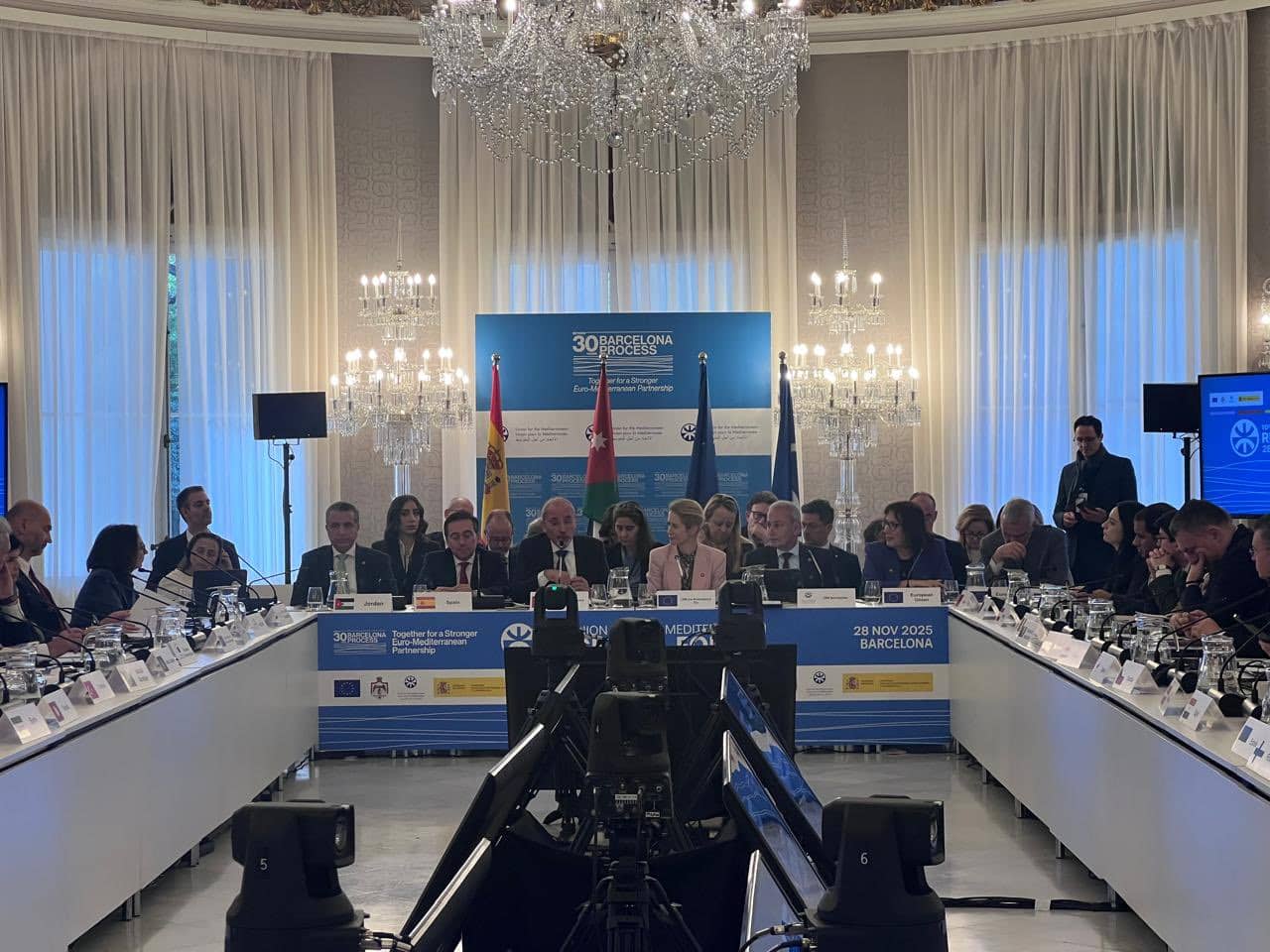 الصفدي من برشلونة: العالم مطالب بوقف المأساة في فلسطين