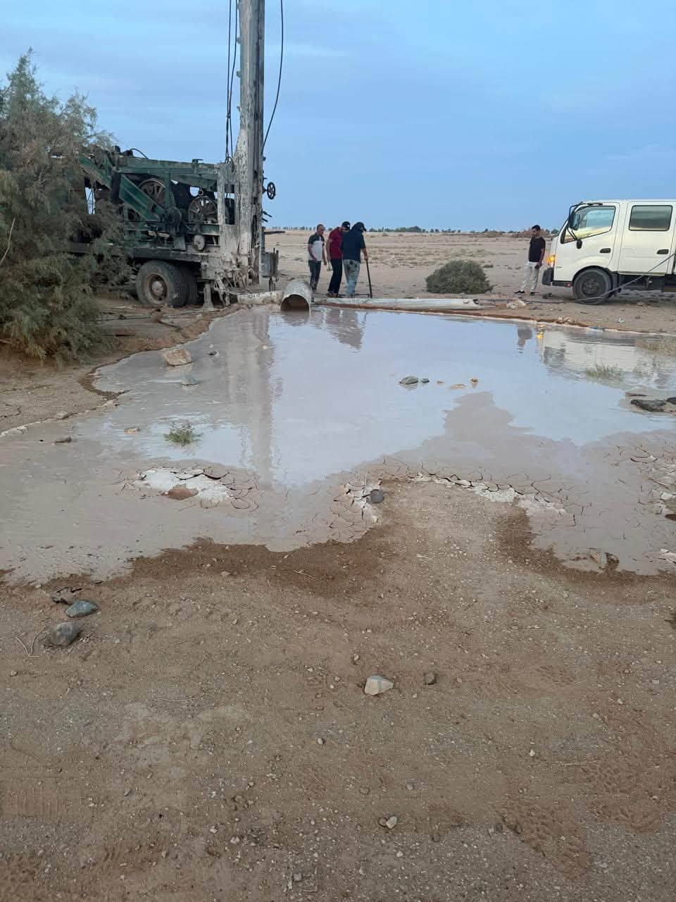 ضبط حفارة أثناء حفر بئر مخالفة في الجفر