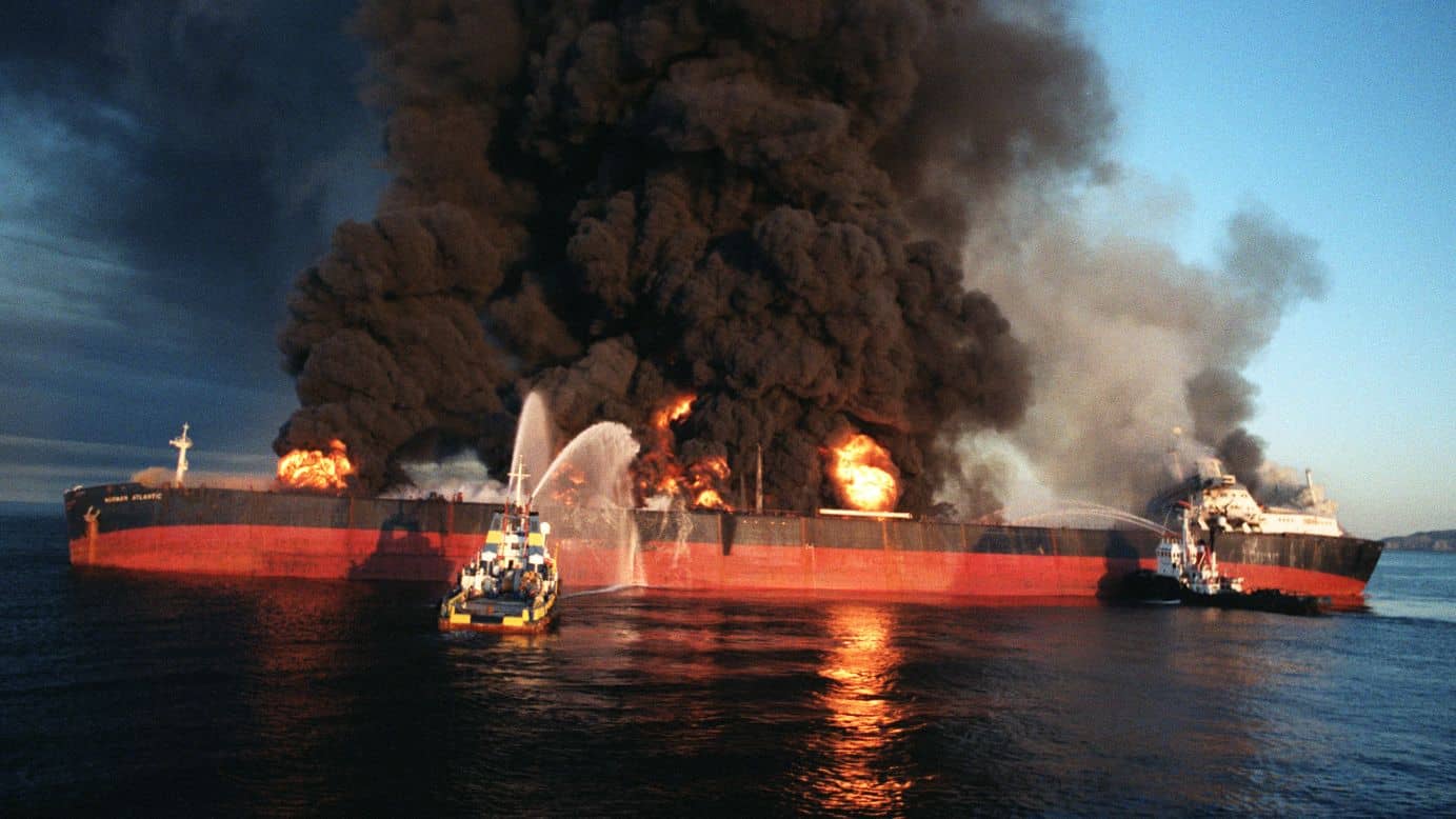 طهران تلوّح بفتح مضيق هرمز جزئياً وتشترط التنسيق العسكري التام