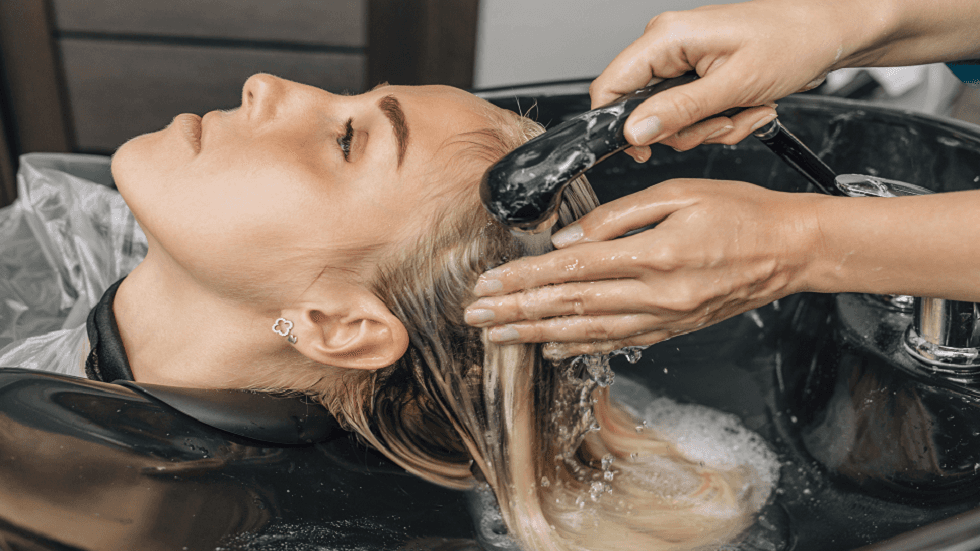 خطر خفي في صالونات التجميل.. كيف تحمي نفسك من السكتة الدماغية؟