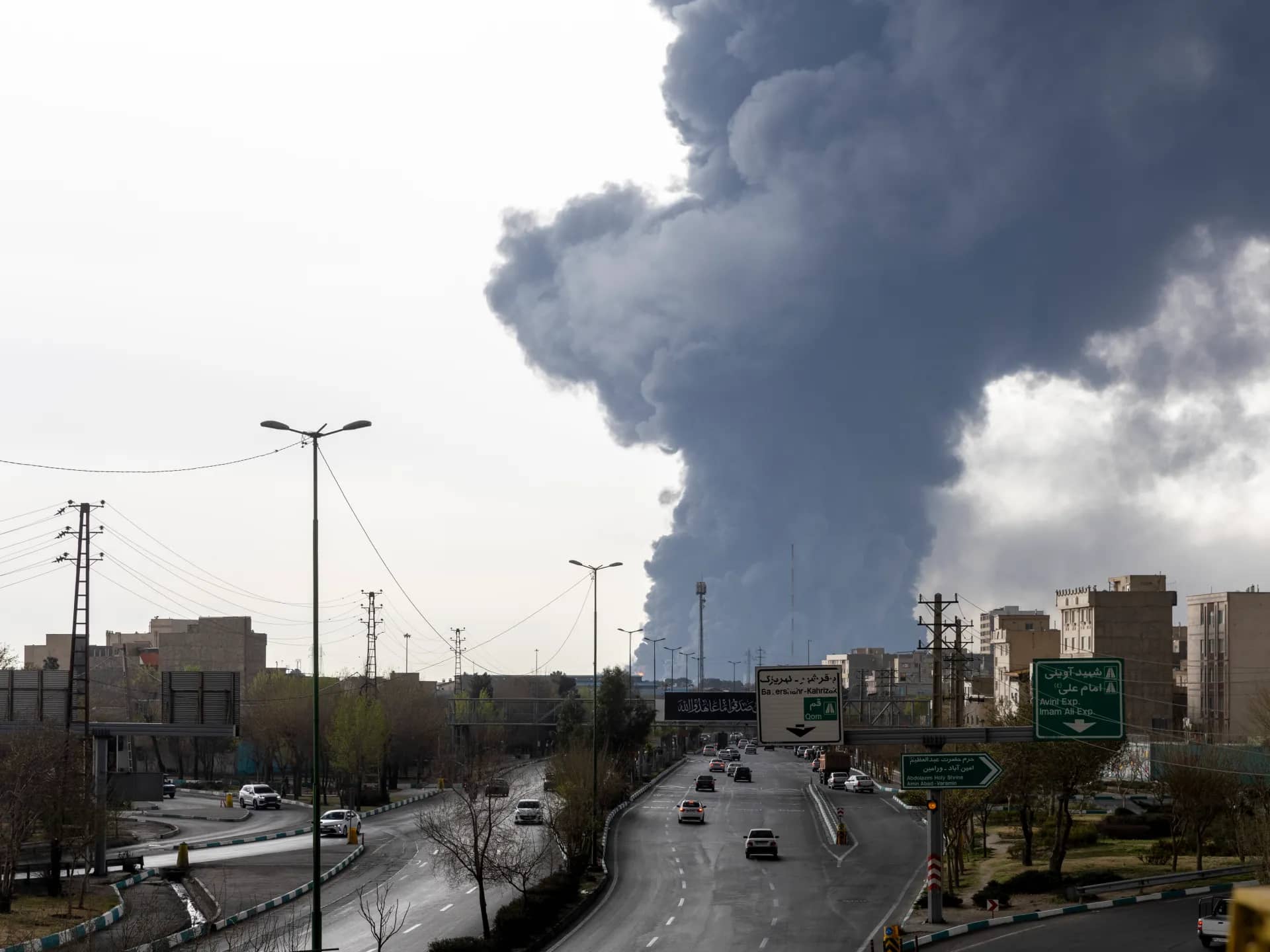 النيران تطال منشآت نفطية وبتروكيماوية في العمق الإيراني