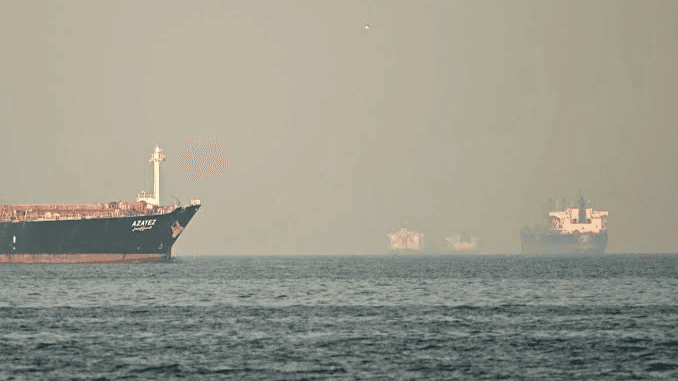 مسقط وطهران تبحثان إنشاء ممر ملاحي مؤقت في مضيق هرمز