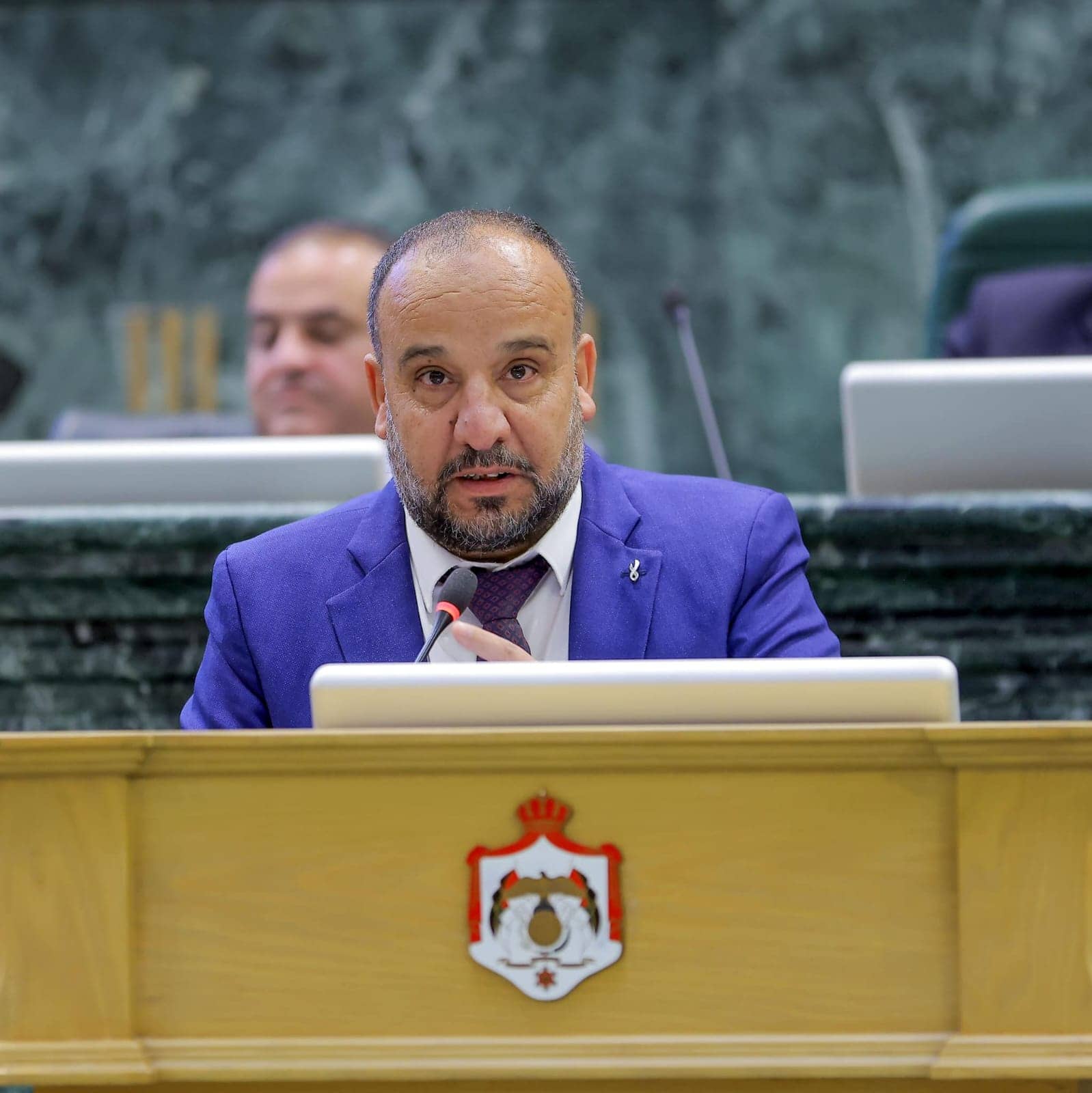 النائب الحميدي يفتح النار على الحكومة حول تعيينات الفئات العليا وعطاءات وزارة الأشغال