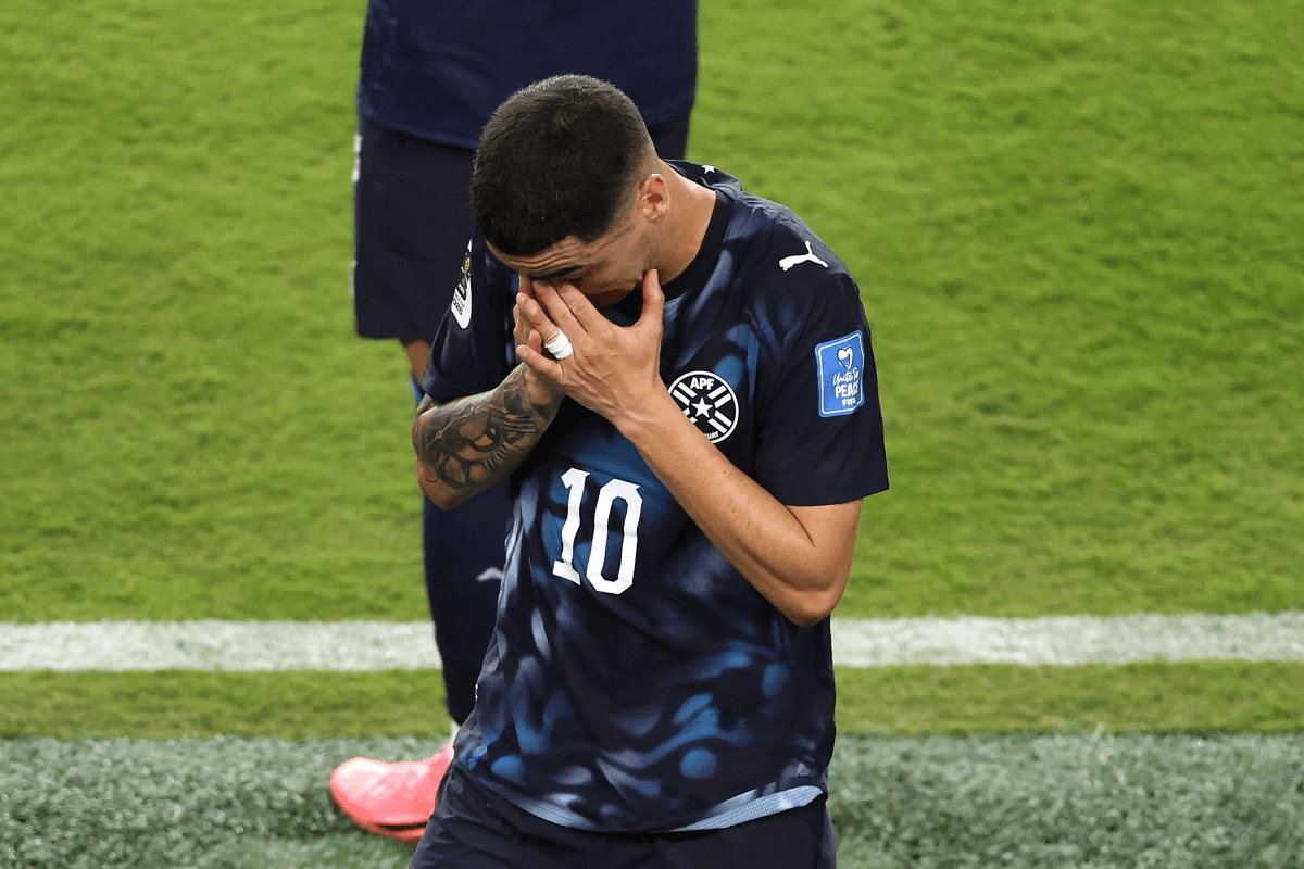 ألميرون يصبح أول لاعب في تاريخ المونديال يطرد بسبب تغطية الفم