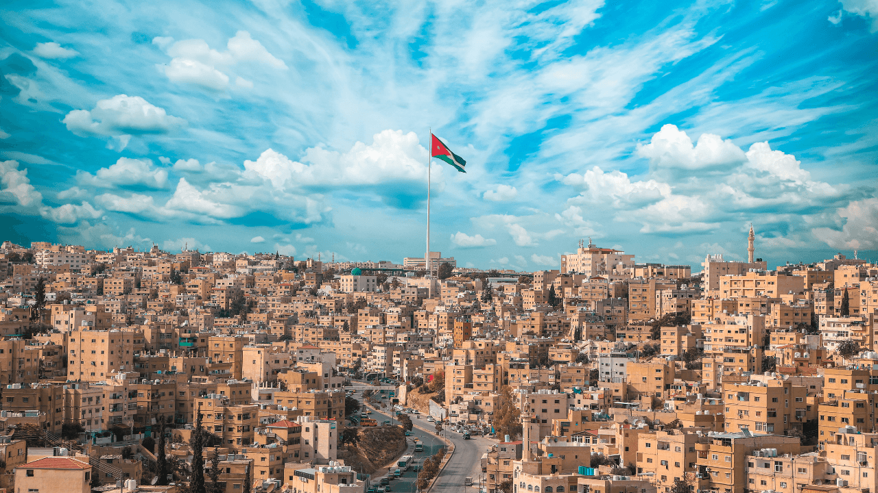 محادين: الحكومات والمواطنون يتشابهون في الديون و"مدّ الأرجل أكثر من اللحاف"