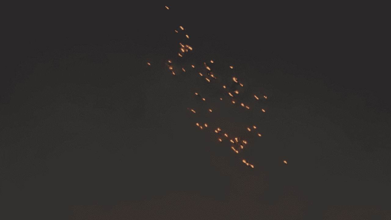 إعلام عبري: اندلاع حريق في مبنى جنوب تل أبيب إثر سقوط صاروخ إيراني عنقودي