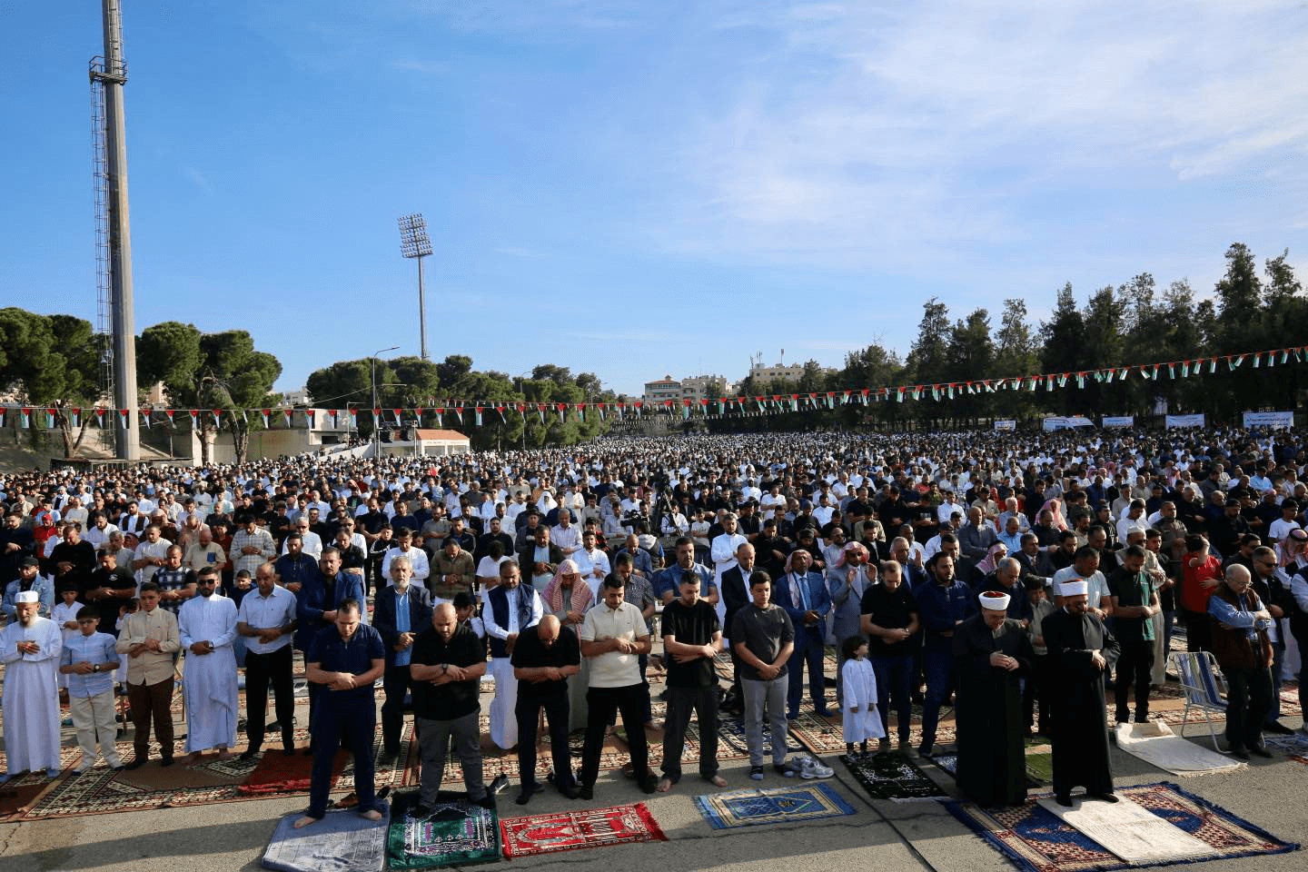 الأردنيون يؤدون صلاة عيد الأضحى