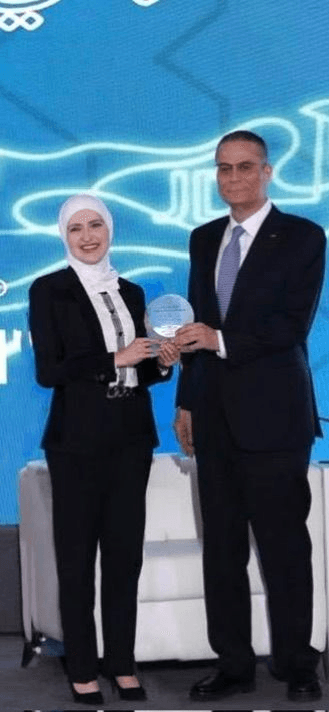 تكريم رغد فوزي شرف تقديراً لدورها في تمكين المرأة بالقطاع المالي