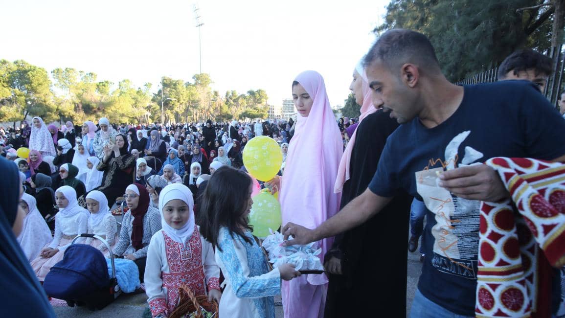 خبير اجتماعي: تصوير العيدية اغتيال اجتماعي ووصمة تلاحق المتلقين