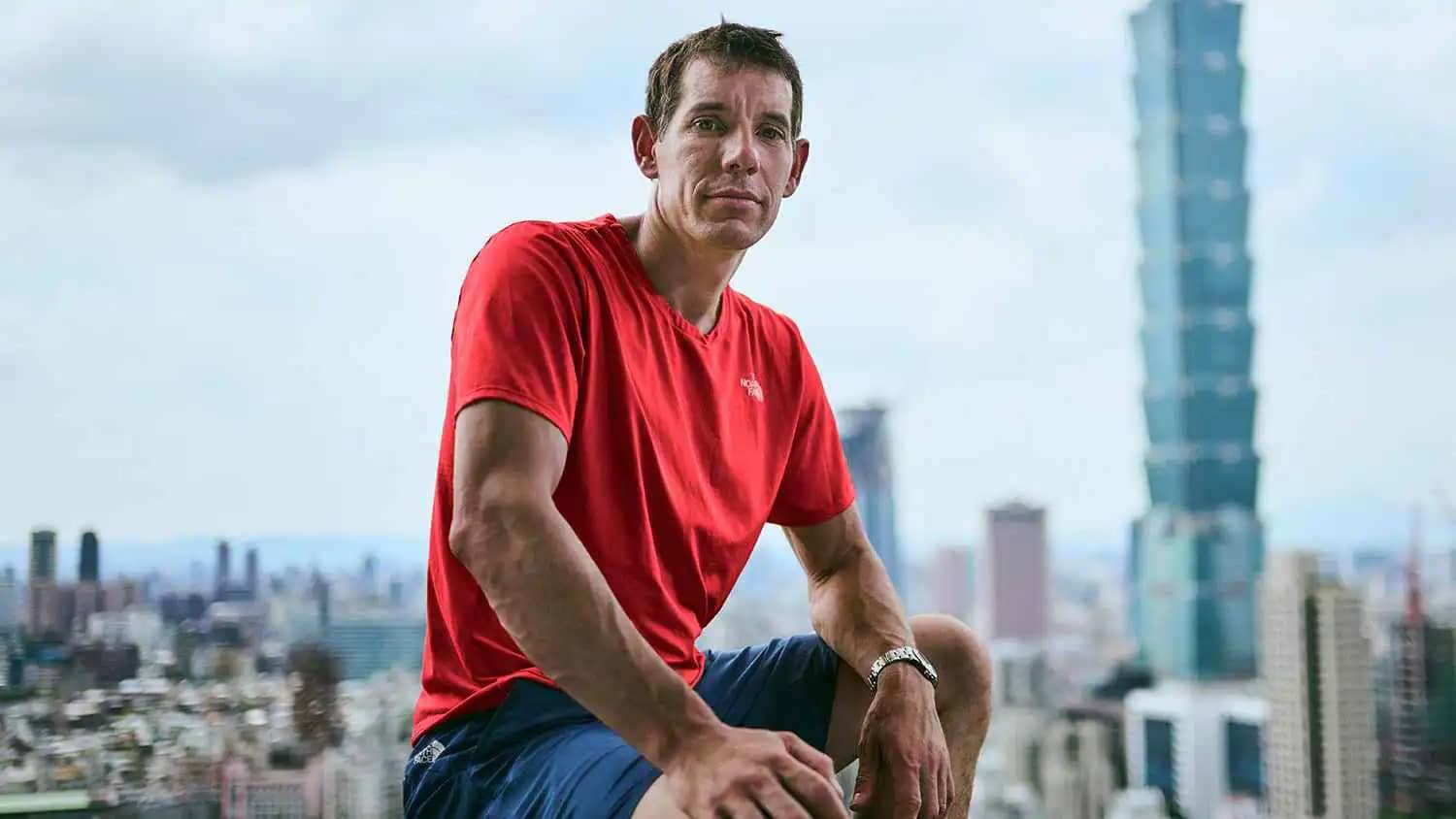 أليكس هونولد يتحدى الجاذبية في قلب المدينة