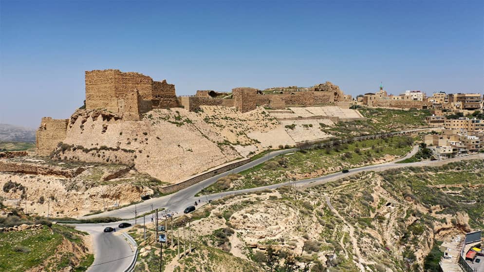 بلدية الكرك: غزارة الأمطار أدت إلى انهيار جزء من المدينة القديمة وجزء من سور القلعة