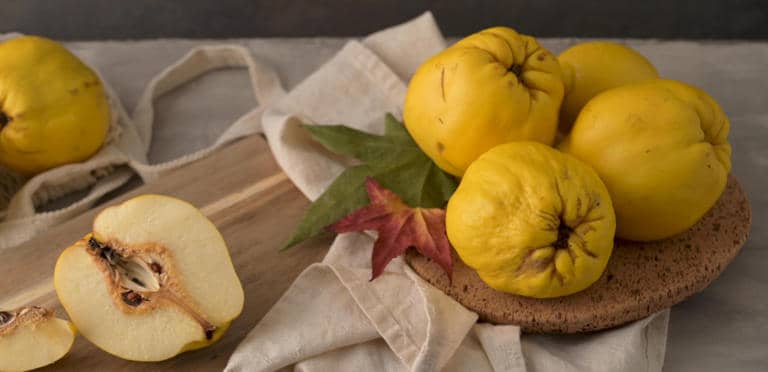 السفرجل فاكهة ذات قيمة غذائية عالية وفوائد صحية متعددة