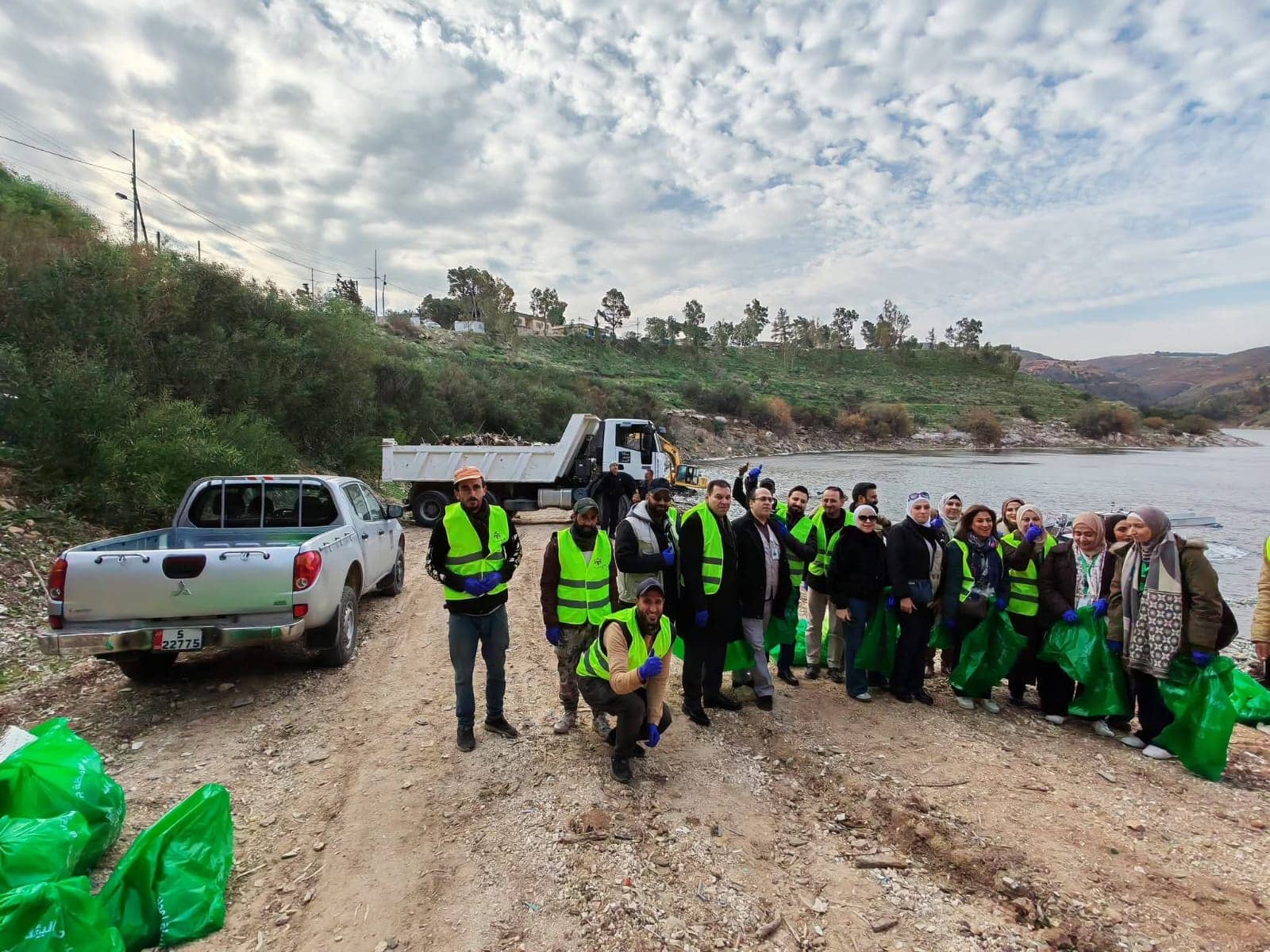 حملة واسعة لتنظيف سد الملك طلال من الأوساخ والمخلفات البلاستيكية