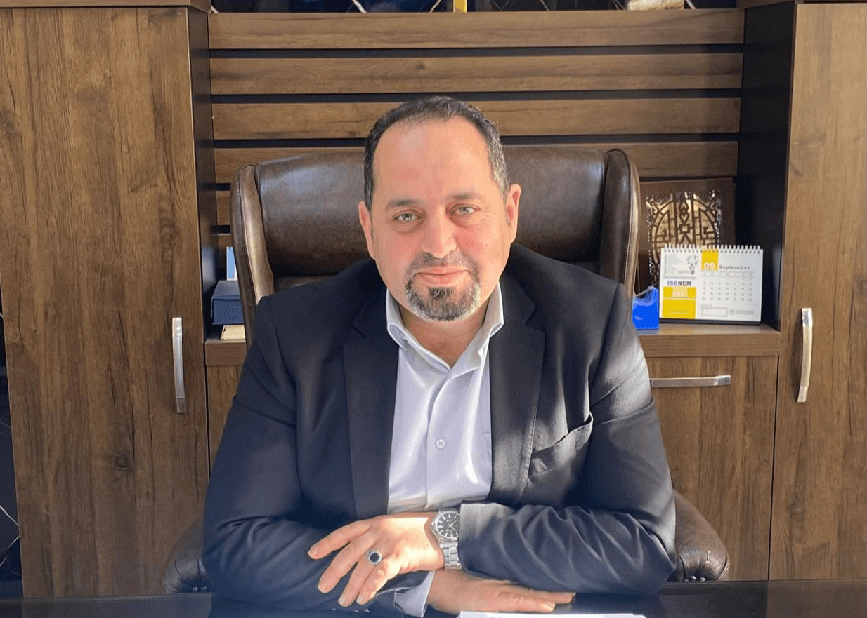 حين يُصبح الإنسانُ ظلَّ سؤالٍ لا ينتهي"