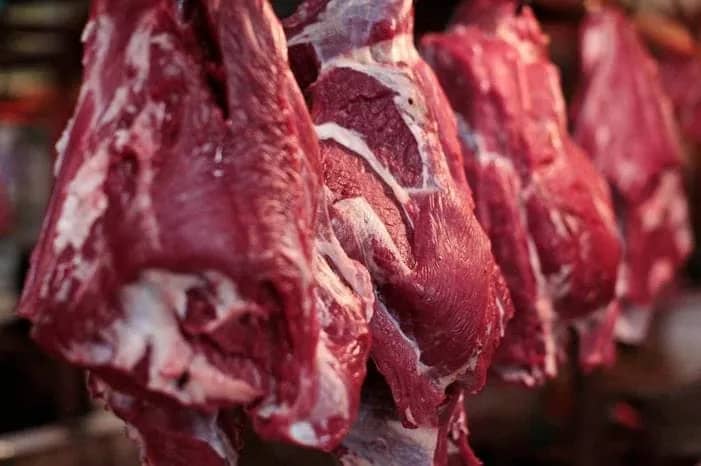 الغذاء والدواء تضبط بيع لحوم مجمدة على أنها طازجة