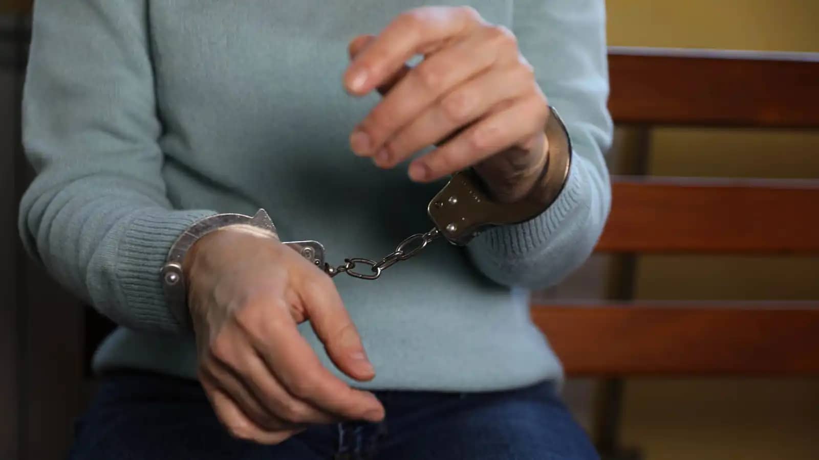 اعتقال امرأة تخلت عن كلبها في مطار أمريكي