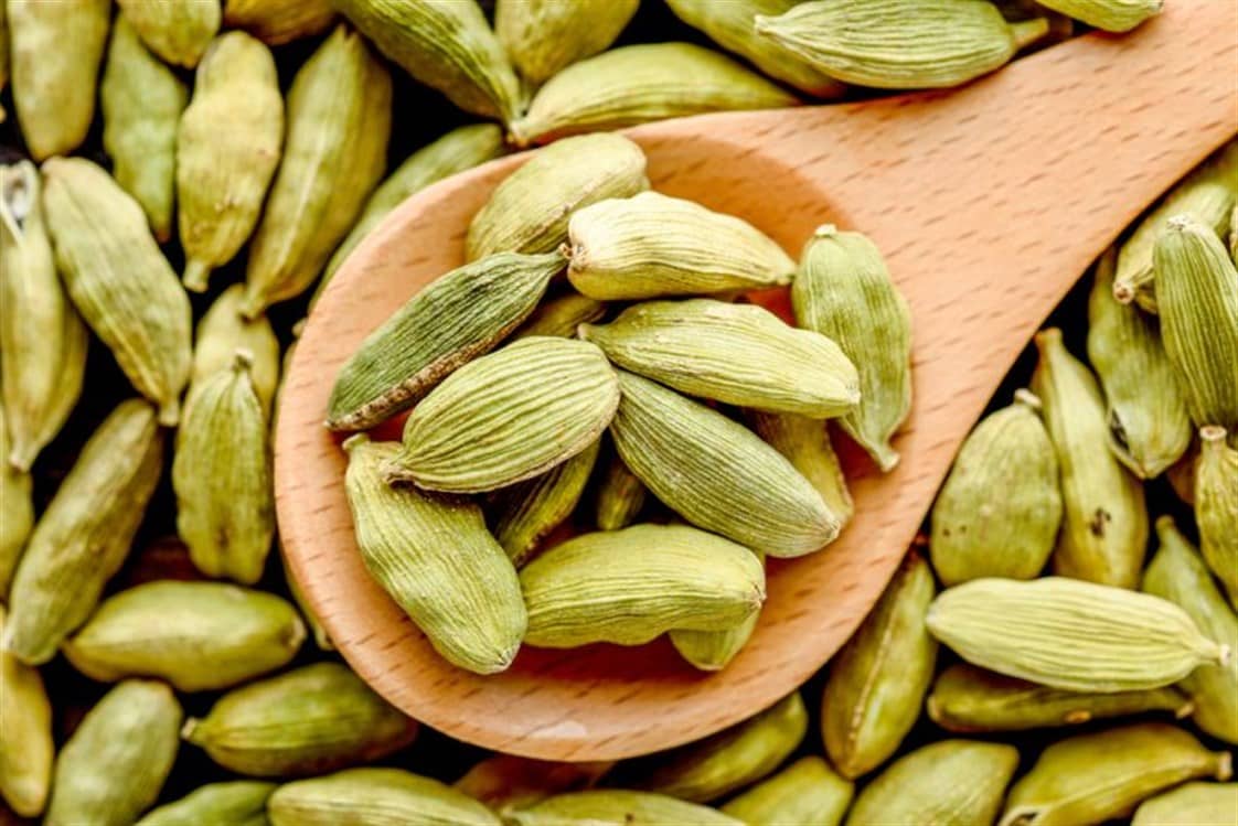 ما هي فوائد مضغ حبة الهيل يوميًا؟ أسرار منعشة لصحة أفضل