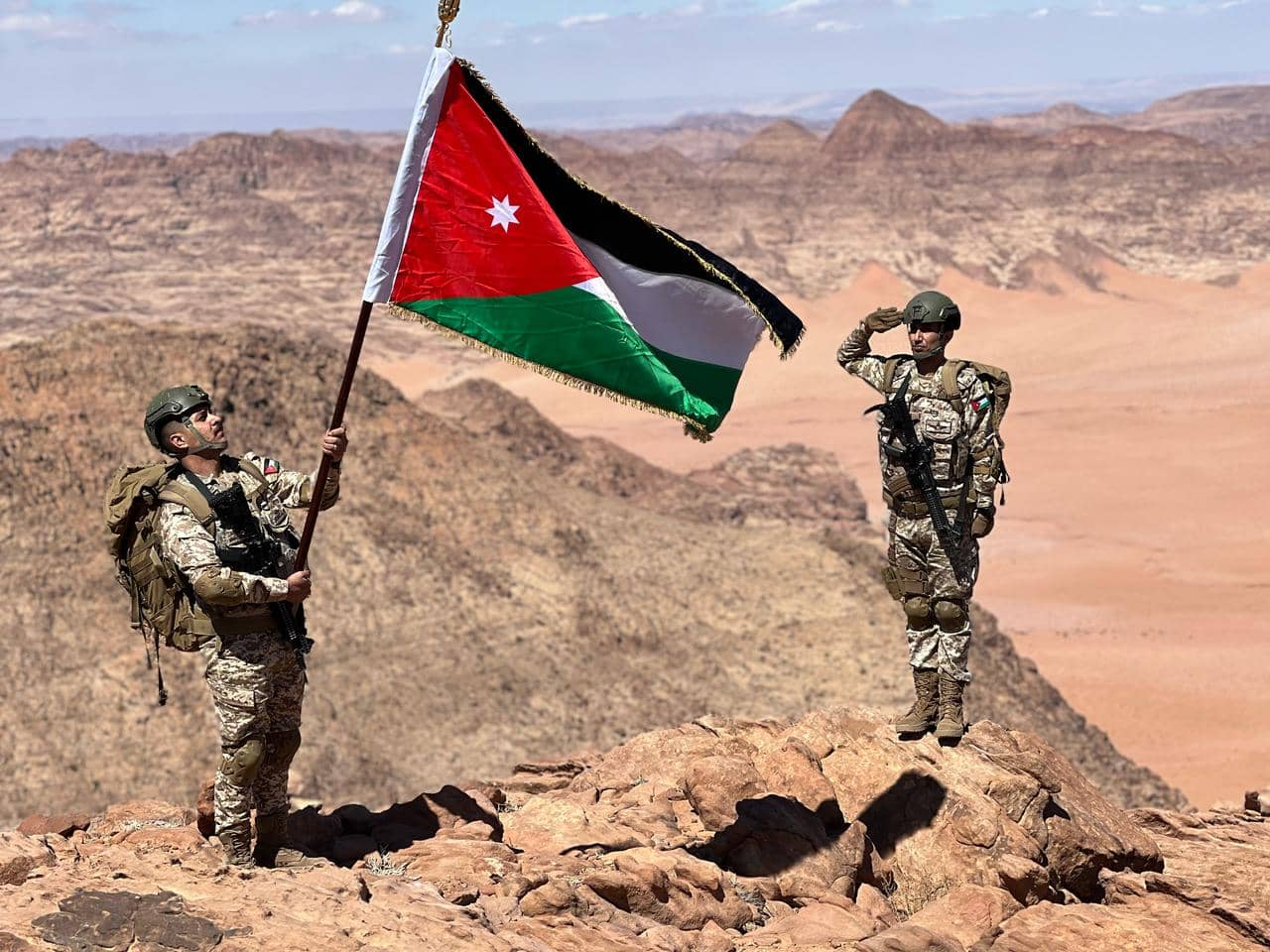 على سواري السيادة.. العلم الأردني حاضرٌ في المحافل الدولية وراسخٌ في قلوب الأردنيين.. صور أرشيفية