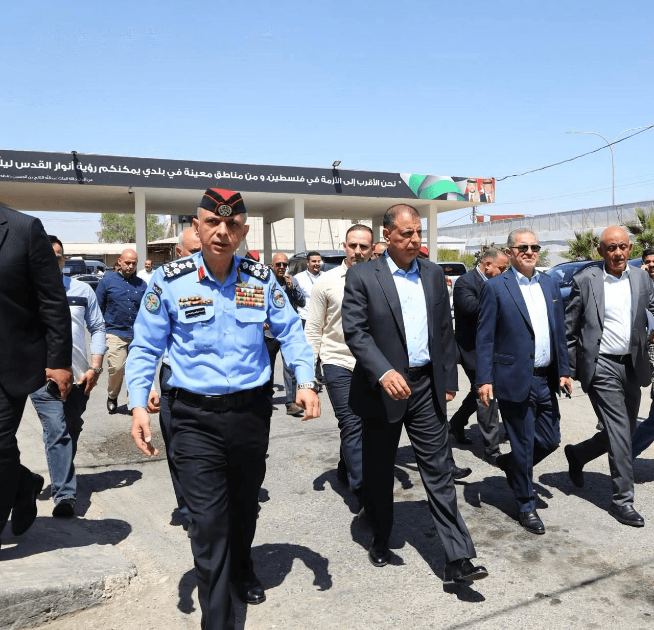 الفراية من جسر الملك حسين: إنشاء قاعات ومظلات مخصصة لإنتظار المسافرين