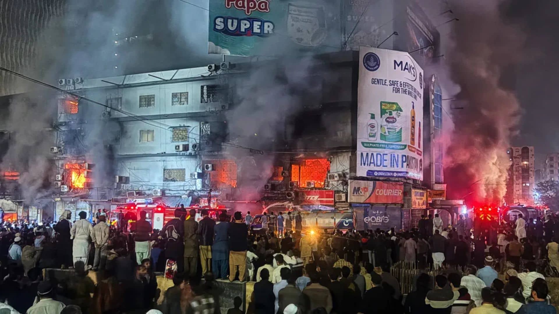 مصرع وإصابة 25 شخصا بحريق مركز تسوق في كراتشى الباكستانية