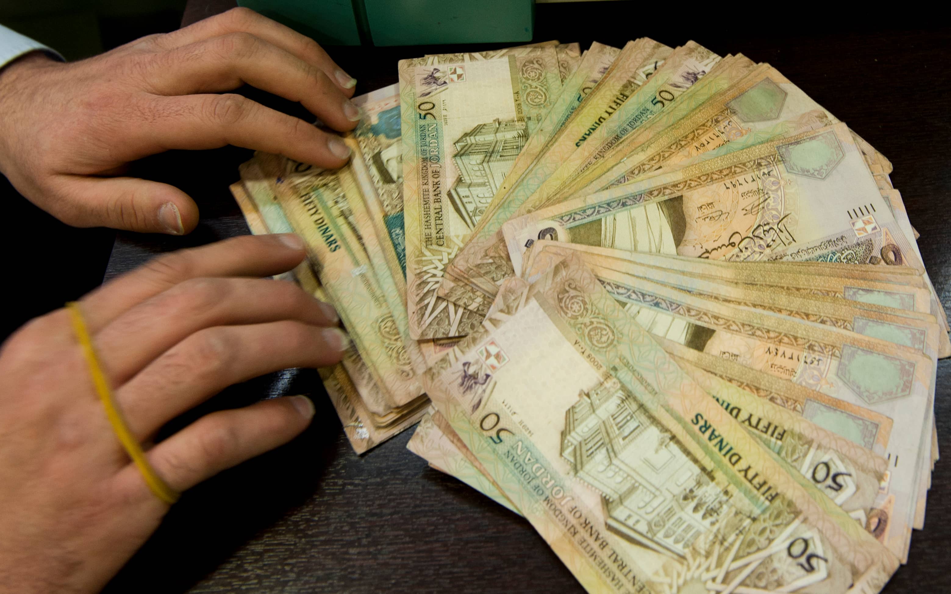 الحكومة تقرر تسديد 42 مليون دينار متأخرات لـ 11 مطبعة محلية