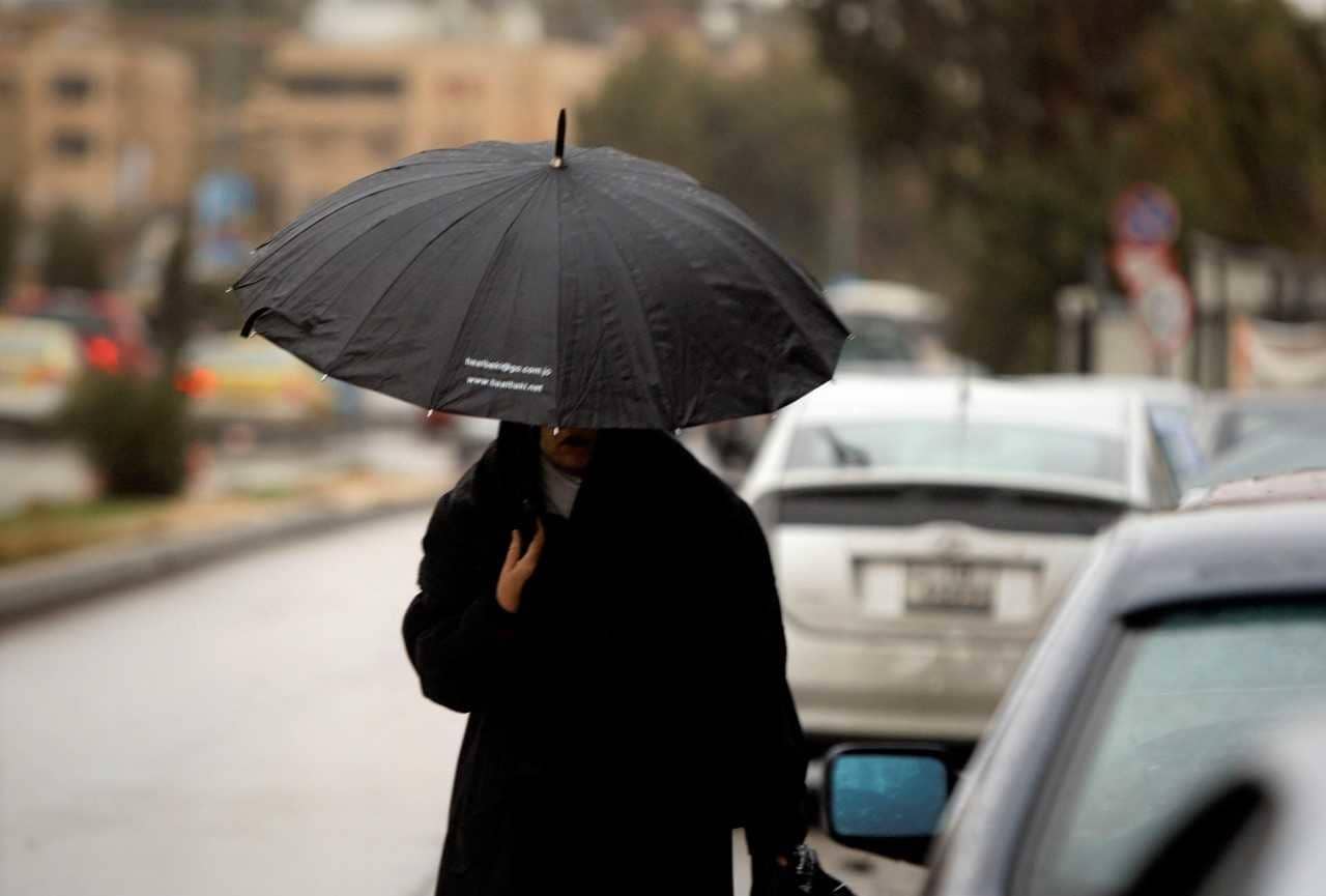 منخفض جوي يطرق الأبواب.. أمطار وبرد وتحذيرات من الصقيع والضباب في الأردن