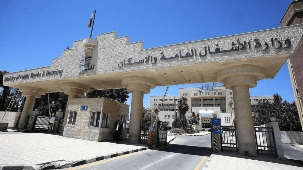 وزارة الأشغال تعلن تعرض محول إنارة طريق عمان- إربد لاعتداء و سرقة