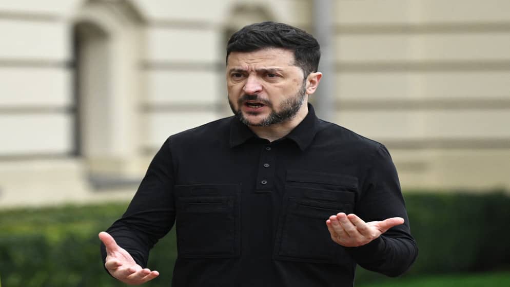 زيلينسكي يحذّر المسؤولين الأجانب من حضور عرض عيد النصر في موسكو