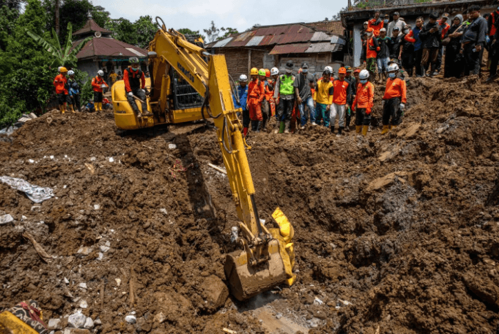 مصرع ما لا يقل عن 10 أشخاص جراء انهيار أرضي في إندونيسيا