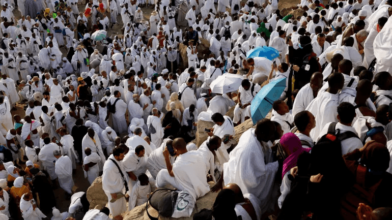 حجاج بيت الله الحرام يبدأون النفير إلى مزدلفة بعد الوقوف بعرفة