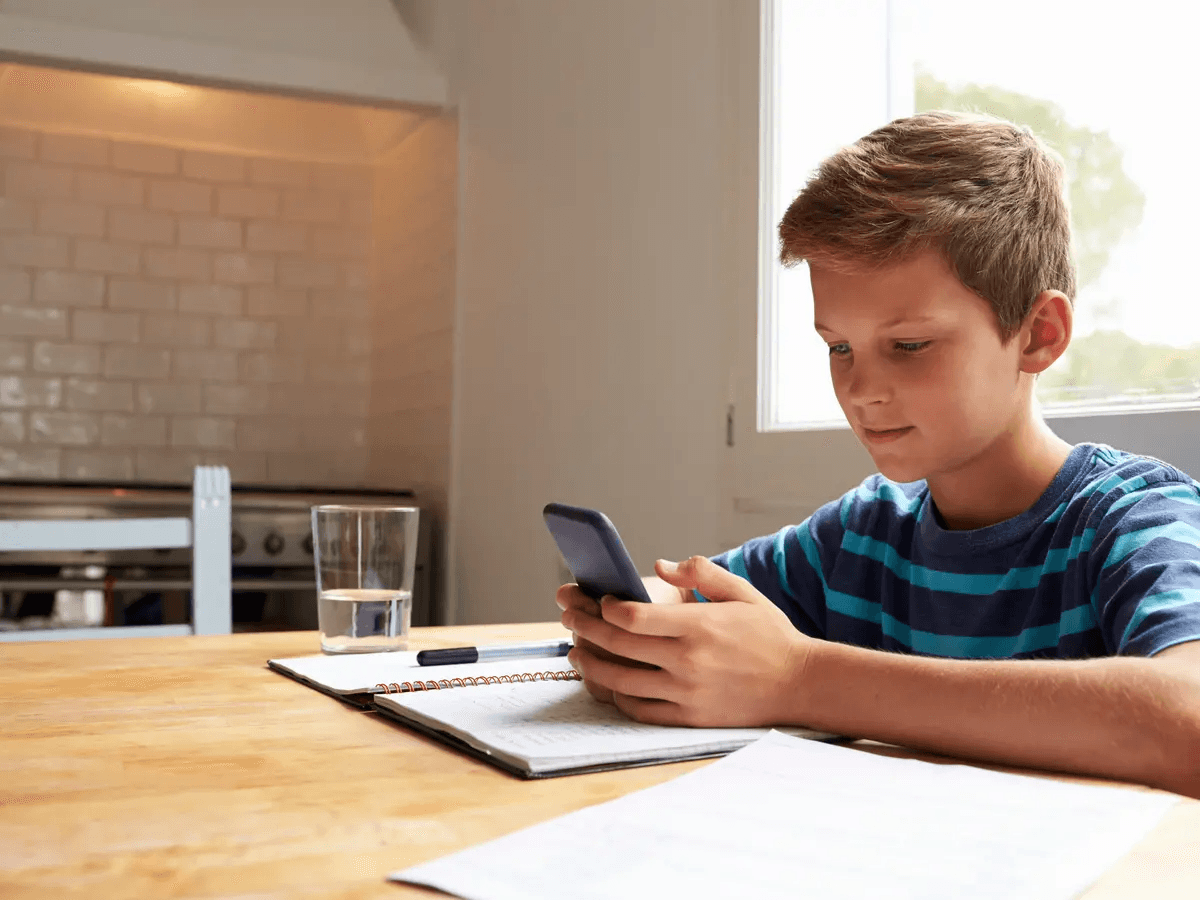 "ميتا" تمنح الآباء صلاحية مراقبة محادثات أطفالهم مع الذكاء الاصطناعي