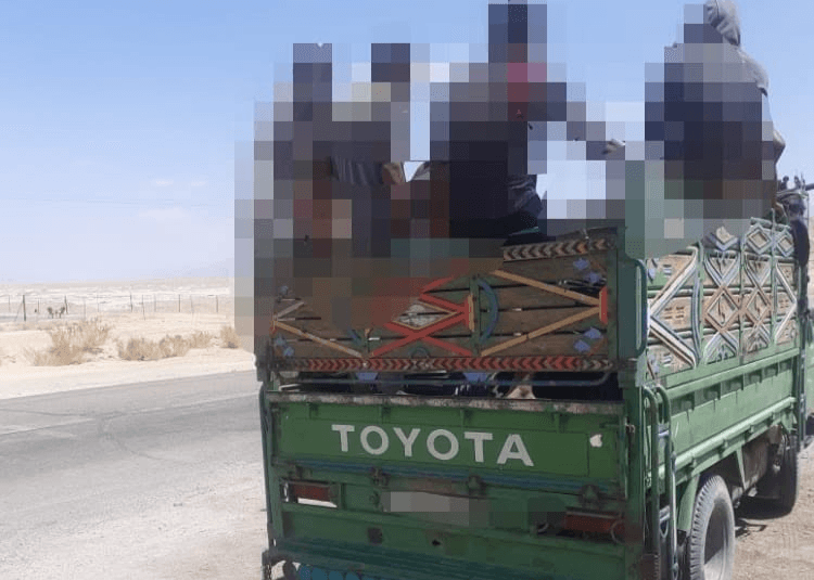 ضبط مركبة شحن تقل 21 راكباً في صندوقها الخلفي على طريق المطار