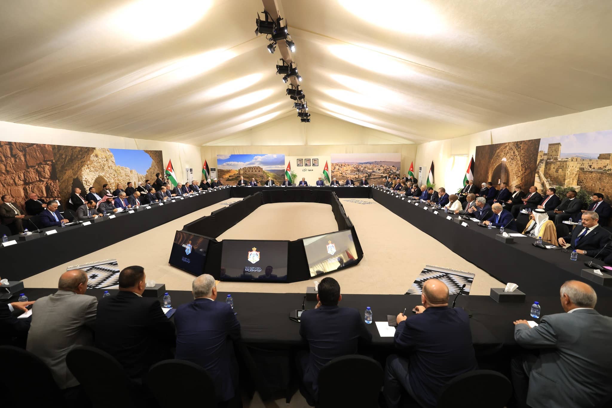 مجلس الوزراء يشكل لجنة لحماية الأطفال واليافعين من مخاطر استخدام منصات التواصل الاجتماعي والإنترنت