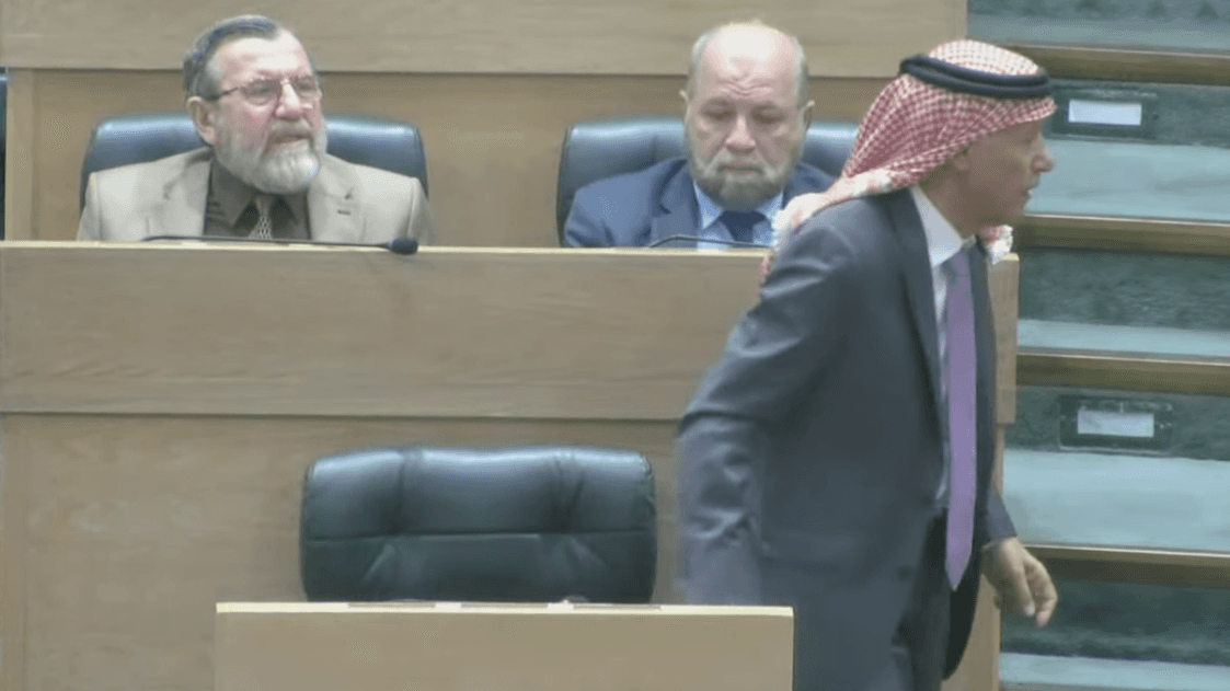 العرموطي ينسحب من جلسة النواب احتجاجا ويعود بطلب من نواب
