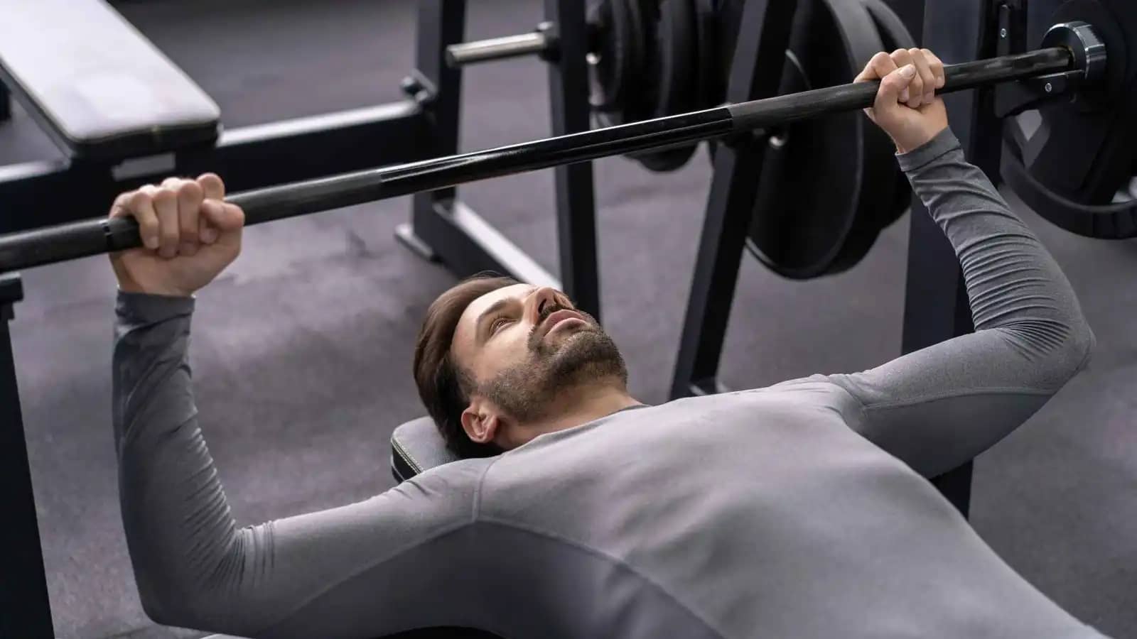 تمرين شائع في الصالات الرياضية قد يدمر كتفيك