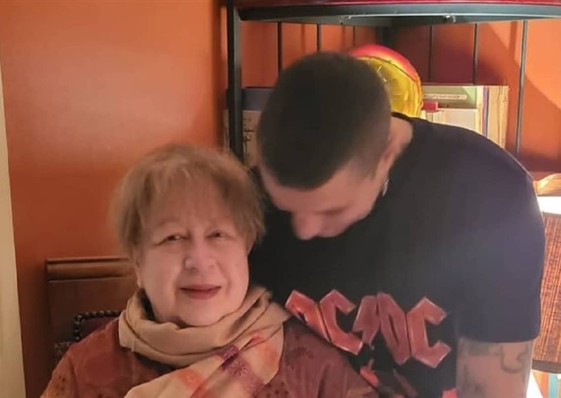 أحمد الفيشاوي ينفعل على مصور ويسحب هاتفه في عزاء والدته