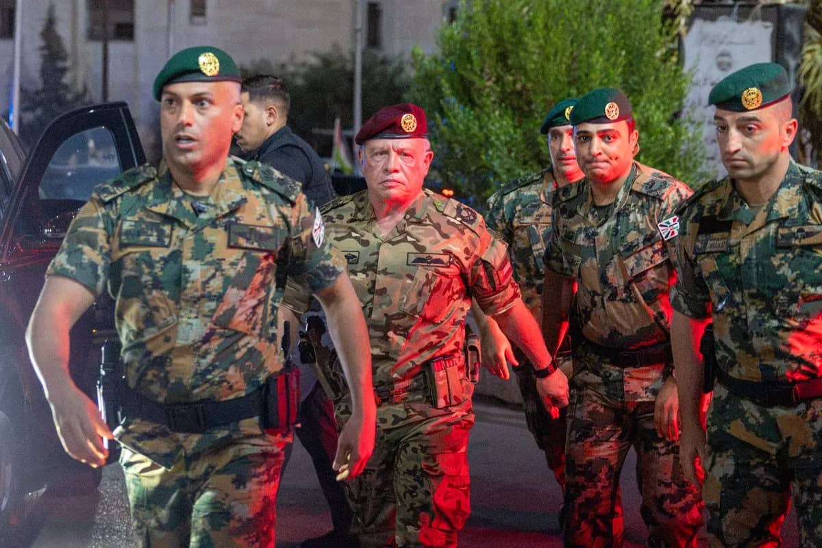 الملك: ها هم النشامى قد لاحقوهم حتى جحورهم