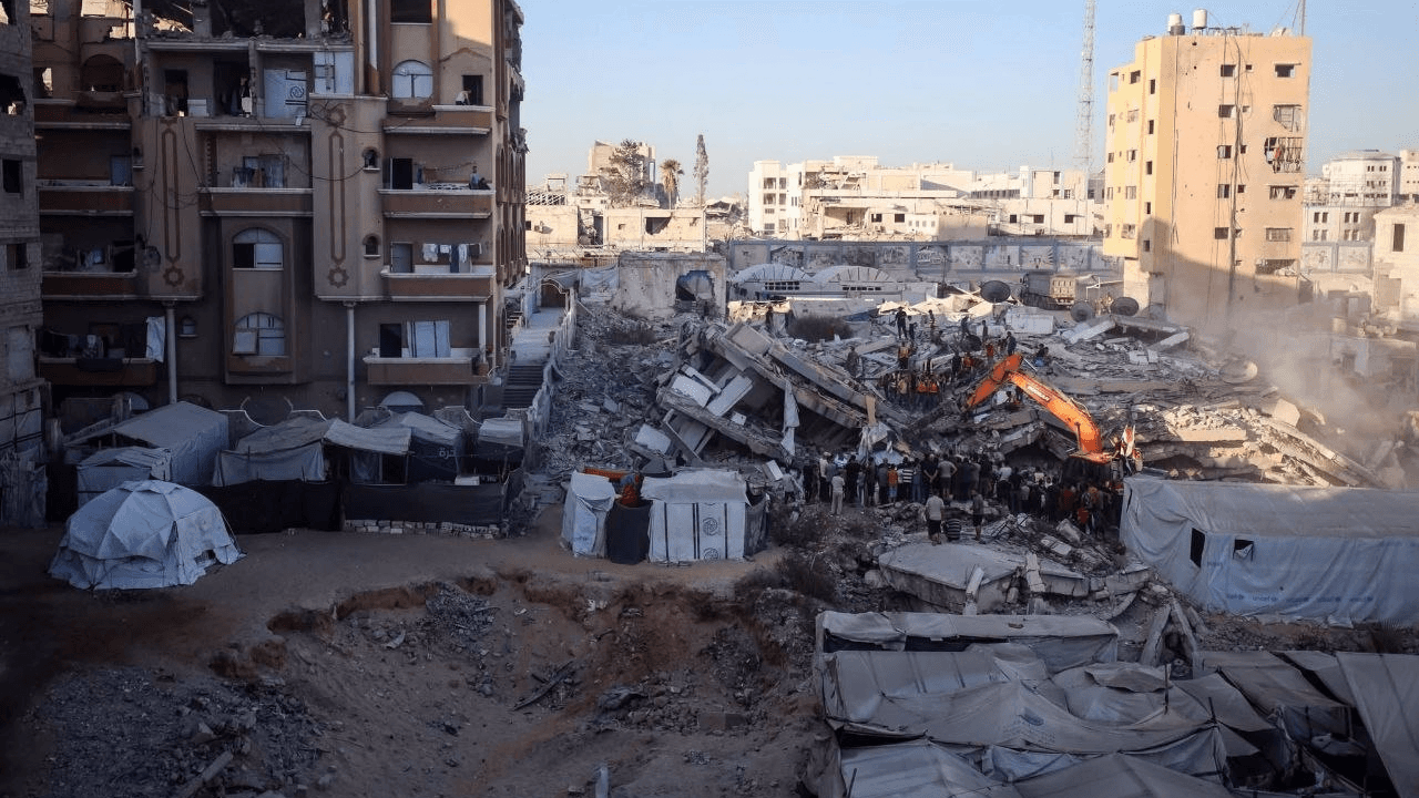 الدفاع المدني بغزة: انتشال 20 شهيدا من تحت أنقاض مبنى منهار والجهود متواصلة