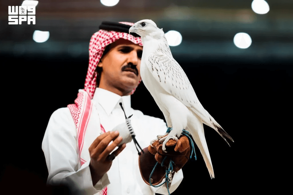 صفقة تاريخية... بيع أغلى صقر في مزاد الصقور 2026 بالسعودية