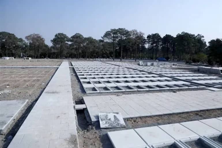 طهران تستبق التصعيد بـ "قبور جاهزة": تجهيز موقع دفن "لآلاف الجنود الأمريكيين المحتملين"